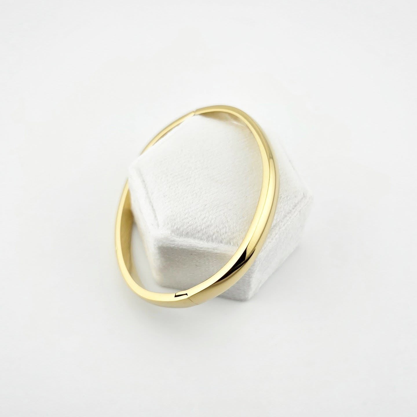 Waterproof Gold Bangle – Sleek Oval Fit (7” Wrist)