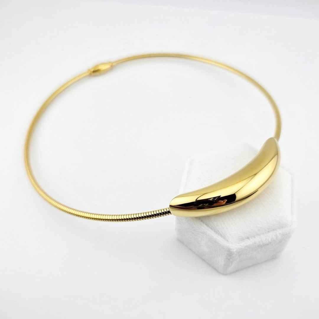Gold-Tone Choker – Sculpted Statement Collar