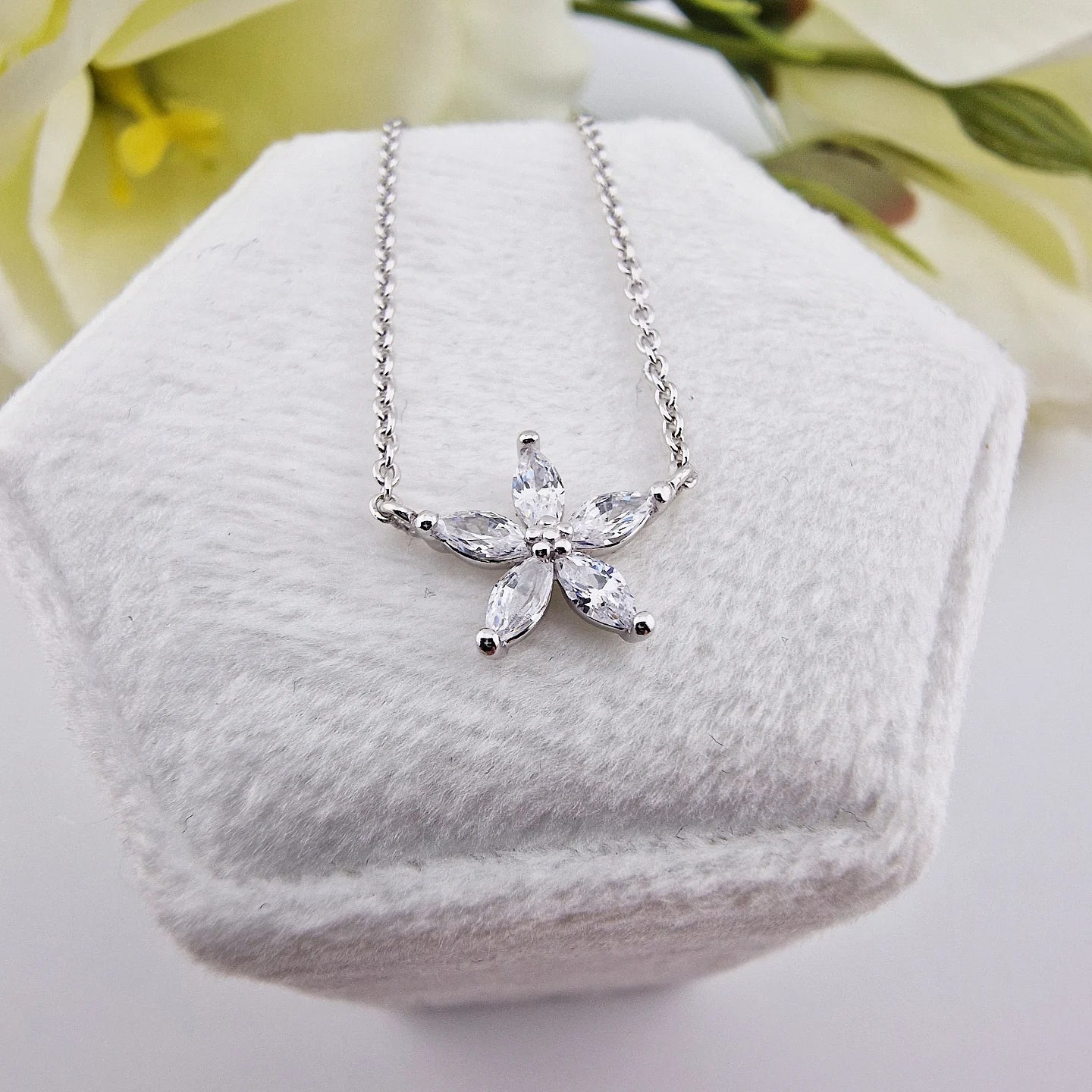 925 Sterling Silver Flower Cz Necklace with 18" Chain